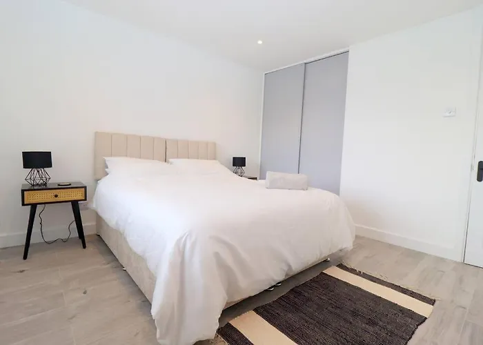 Luxury Apartment 5 Mins To Luton Airport Sleeps 4