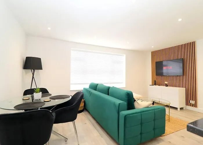 Luxury Apartment 5 Mins To Luton Airport Sleeps 4