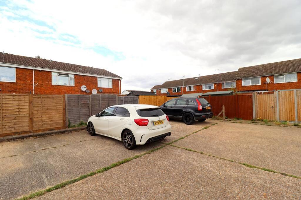 Luxury 5 Mins To Luton Airport Sleeps 4 Apartment