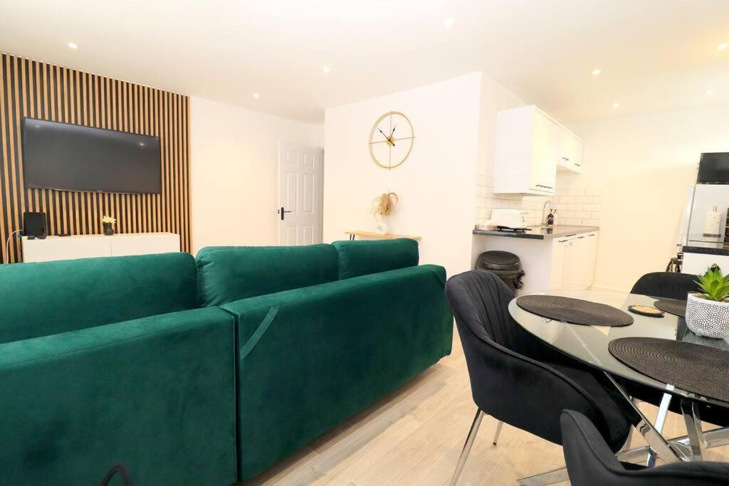 Luxury 5 Mins To Luton Airport Sleeps 4 *
