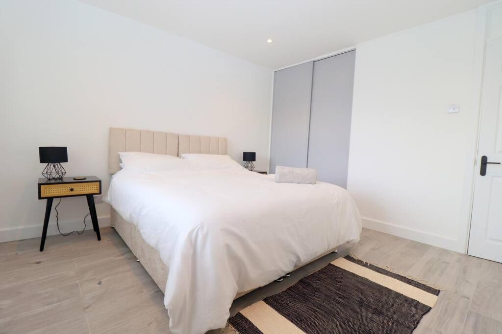 Luxury 5 Mins To Luton Airport Sleeps 4 Luton (Bedfordshire)
