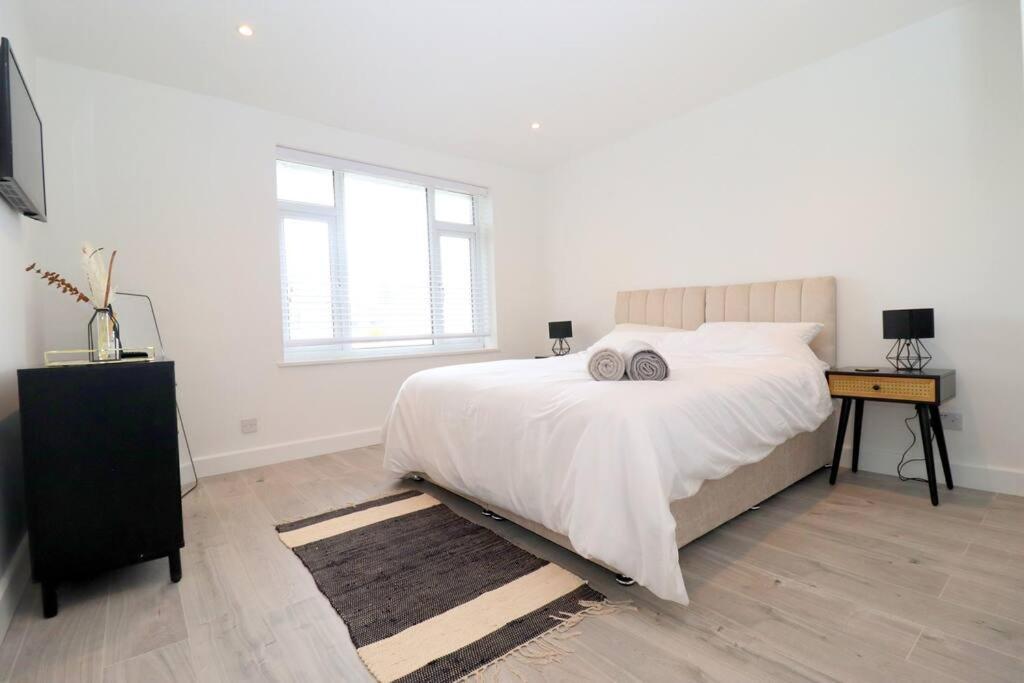 Luxury 5 Mins To Luton Airport Sleeps 4 *