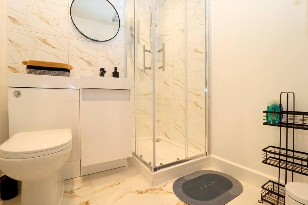 Luxury 5 Mins To Luton Airport Sleeps 4 Apartment