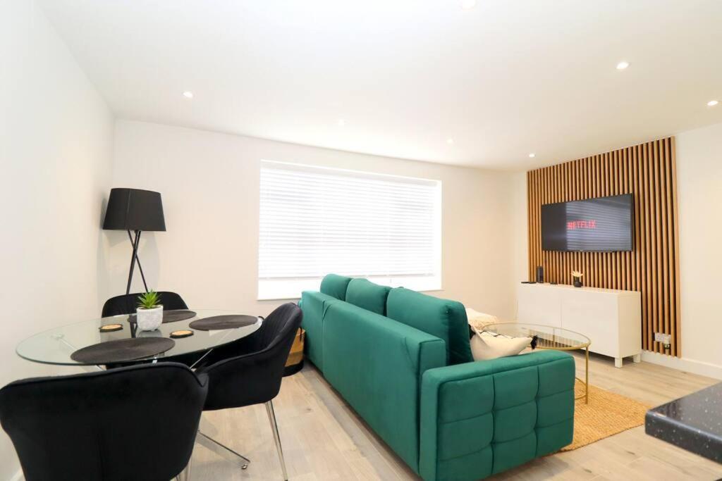 Luxury 5 Mins To Luton Airport Sleeps 4 *