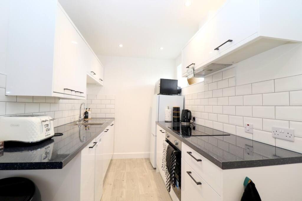 Luxury 5 Mins To Luton Airport Sleeps 4 * Luton (Bedfordshire)
