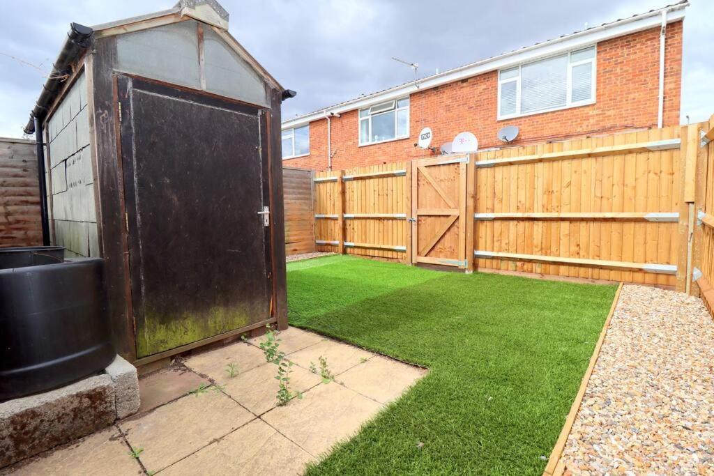 Luxury 5 Mins To Luton Airport Sleeps 4 Apartment