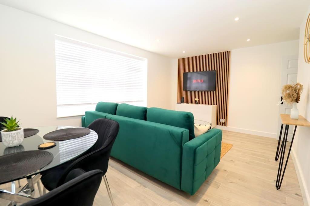 Apartment Luxury 5 Mins To Luton Airport Sleeps 4