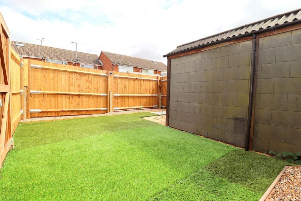 Luxury 5 Mins To Luton Airport Sleeps 4 *